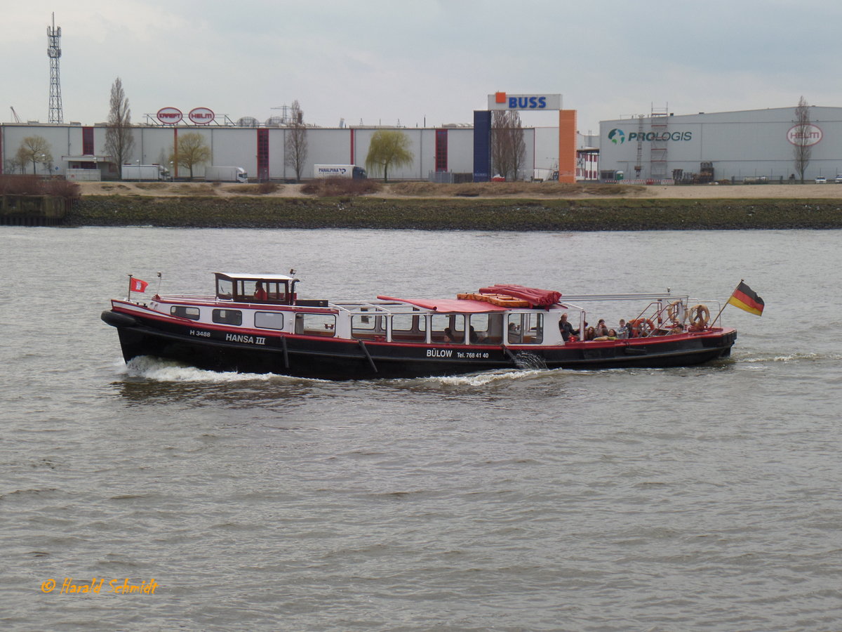 HANSA III (H 3488) am 4.4.2016, Hamburg, Elbe, Höhe Landungsbrücken /

Barkasse / Lüa 19,85 m, B 4,58 m, Tg 1,57 m / 1 Diesel, 136 kW, 185 PS / max. 86 Fahrg. / 1942 bei Albert Bonne, Hamburg / 2004 grundlegend renoviert, neue Aufbauten / Eigner: Barkassenbetrieb Bülow GmbH /
