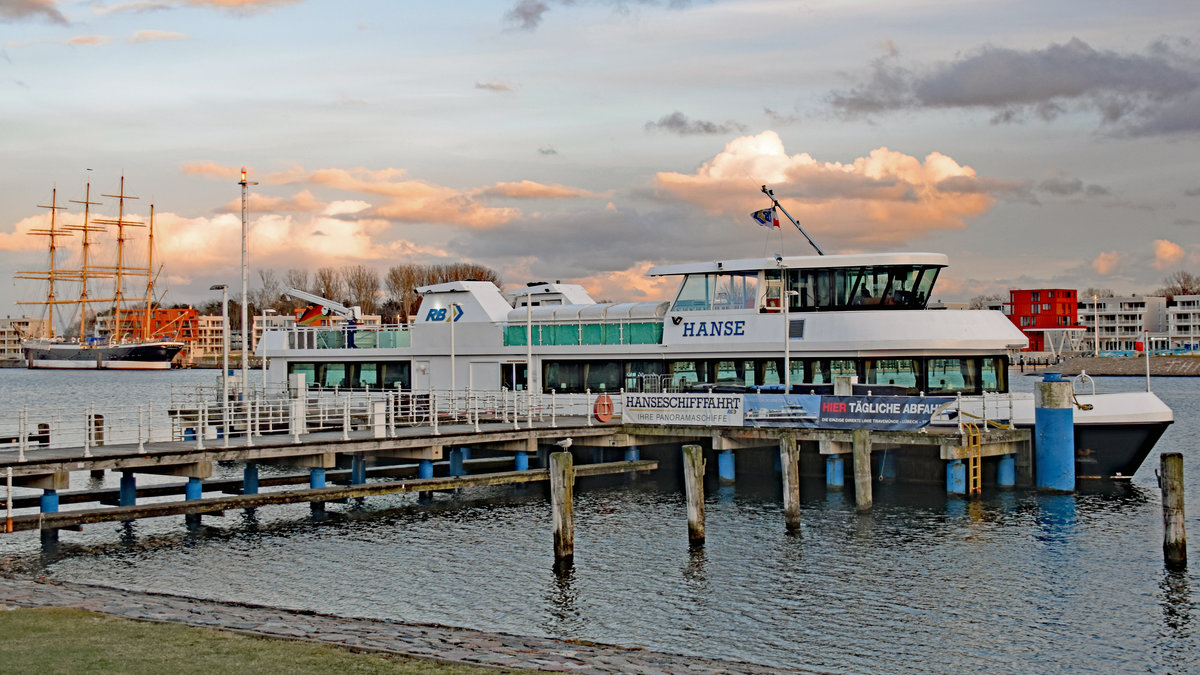 HANSE (ENI 05117350) am 14.03.2021 im Licht der untergehenden Sonne. Links im Bild: die in Lübeck-Travemünde liegende Viermastbark PASSAT. 