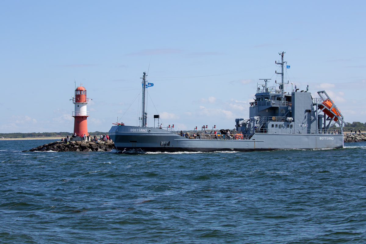 Hanse-Sail mit Ölauffangschiffe Bottsand Y1643 mit der IMO.: 8321632. - 13.08.2017