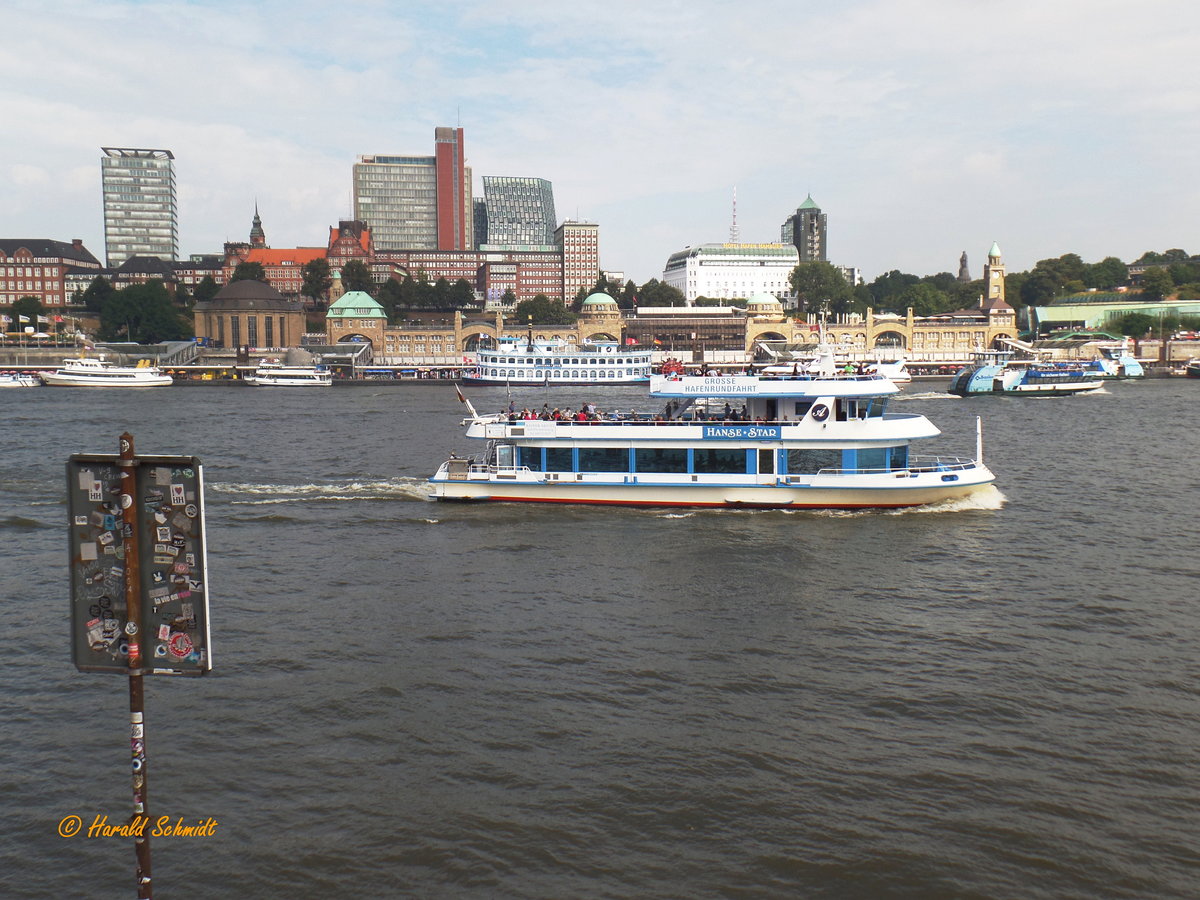 HANSE STAR (ENI 04802280)  am 1.9.2016, Hamburg, Elbe Höhe Landungsbrücken  /
Ex Name: OLYMPIC STAR (bis Oktober 2014) / 

Binnenfahrgastschiff / Lüa 34,26 m, B 10,27 m, Tg 1,5 m / 1 Diesel 348 kW, 1 Schottel SRP 200 / 250 Pass. / 2002 bei Tangermünde, Werft Genthin / Eigner: Rainer Abicht, Hamburg /
