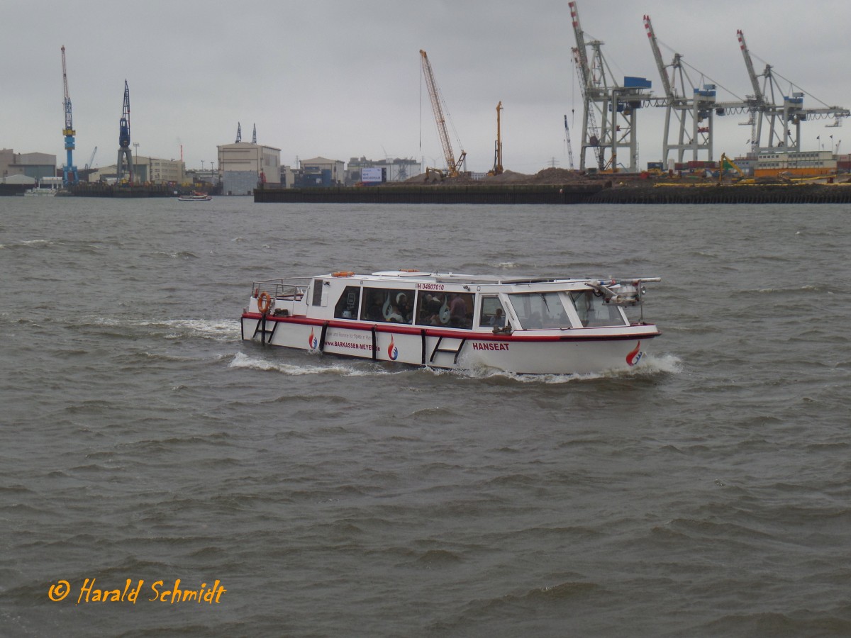 HANSEAT (ENI 04807010) am 21.2.2015, Hamburg, Elbe Höhe Altona /
Barkasse / Lüa 18 m, B 4,8 m, Tg 0,8 m / 1 Diesel, Iveco N67 ENT M40, 6-Zyl., 5,9 l,  199 kW, 271 PS, 1 Propeller / max. 80 Fahrgäste / 2008 bei Kiebitzberg Schiffswerft, Havelberg / Eigner: Barkassen Meyer, Hamburg /
