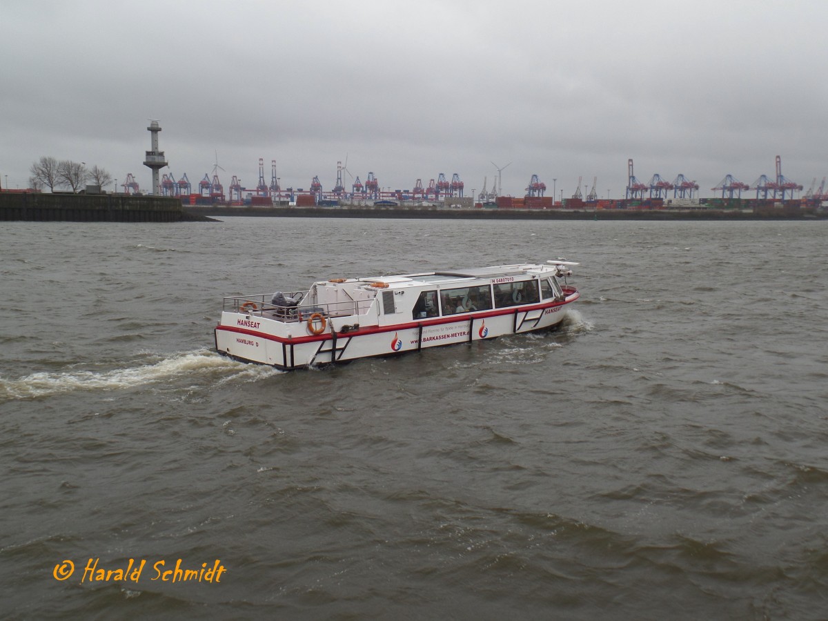 HANSEAT (ENI 04807010) am 21.2.2015, Hamburg, Elbe Höhe Altona /
Barkasse / Lüa 18 m, B 4,8 m, Tg 0,8 m / 1 Diesel, Iveco N67 ENT M40, 6-Zyl., 5,9 l,  199 kW, 271 PS, 1 Propeller / max. 80 Fahrgäste / 2008 bei Kiebitzberg Schiffswerft, Havelberg / Eigner: Barkassen Meyer, Hamburg /
