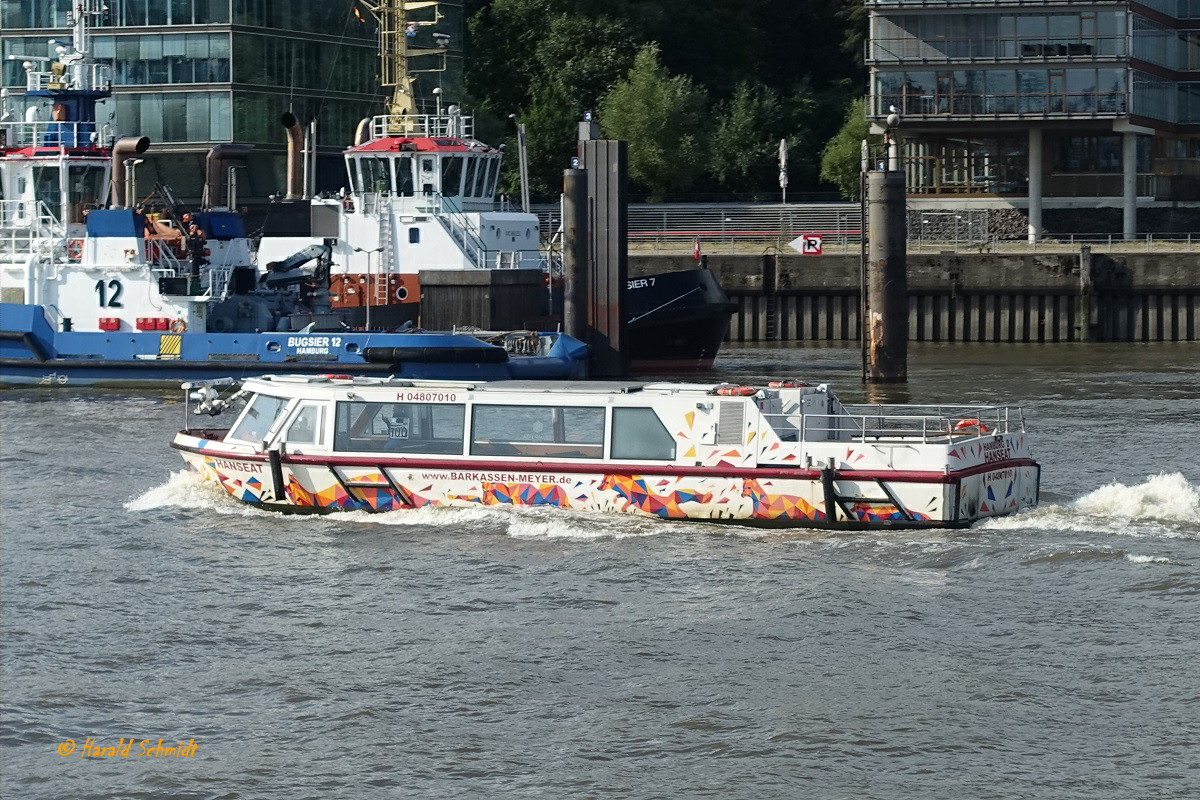 HANSEAT (ENI 04807010) am 21.8.2019, Hamburg, Elbe Höhe Neumühlen /

Barkasse / Lüa 18 m, B 4,8 m, Tg 0,8 m / 1 Diesel, Iveco N67 ENT M40, 6-Zyl., 5,9 l,  199 kW, 271 PS, 1 Propeller / max. 80 Fahrgäste / 2008 bei Kiebitzberg Schiffswerft, Havelberg / Eigner: Barkassen Meyer, Hamburg /
