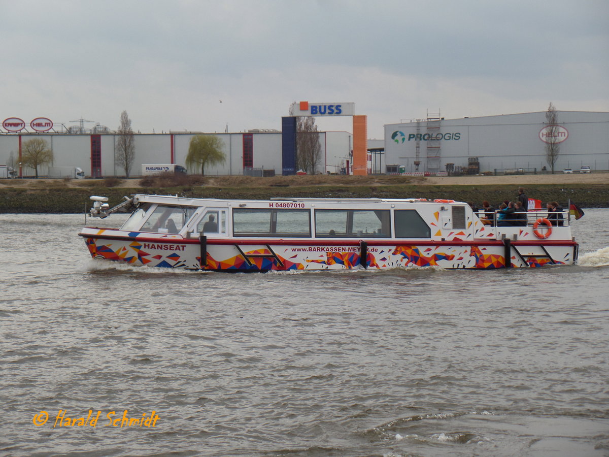 HANSEAT (ENI 04807010) am 4.4.2016, mit „Kunst am Schiff (dreidimensionale Fuchs-Motive in rötlich bis blauen Farbtönen)“, Hamburg, Elbe Höhe Überseebrücke /
Barkasse / Lüa 18 m, B 4,8 m, Tg 0,8 m / 1 Diesel, Iveco N67 ENT M40, 6-Zyl., 5,9 l,  199 kW, 271 PS, 1 Propeller / max. 80 Fahrgäste / 2008 bei Kiebitzberg Schiffswerft, Havelberg / Eigner: Barkassen Meyer, Hamburg /
