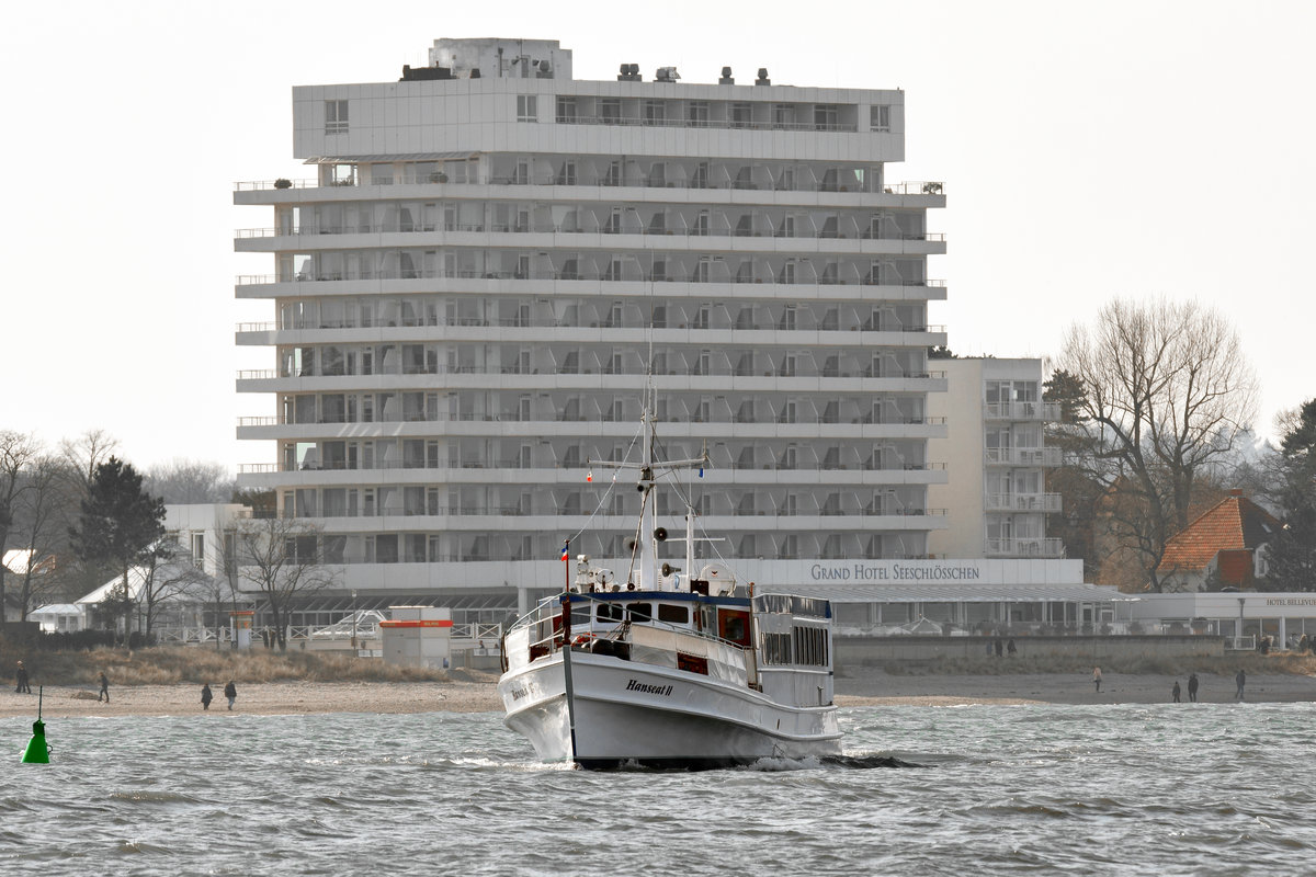 HANSEAT II am 30.3.2018 in der Ostsee vor Niendorf. Im Hintergrund das Grand Hotel Seeschlösschen in Timmendorfer Strand