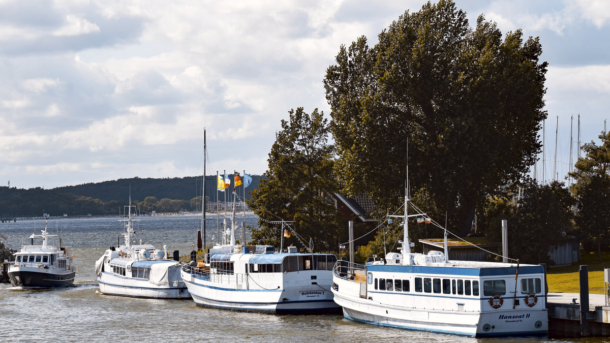 HANSEAT II und HOLSTENTOR I im Hafen von Niendorf/Ostsee. Das für Seebestattungen eingesetzte Motorboot CETARA läuft in den kleinen Ostsee-Hafen ein. Juli 2020