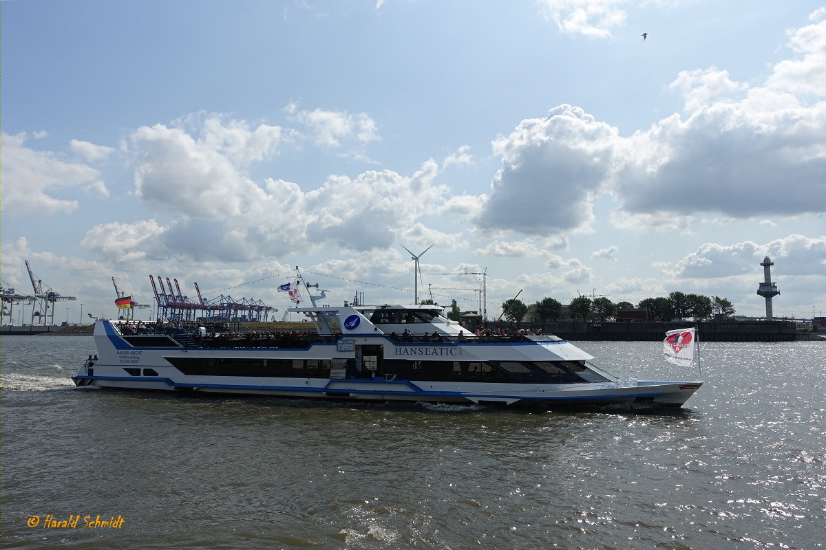 HANSEATIC (ENI 05801450) am 21.8.2019, Hamburg, Elbe Höhe Docklands / 

Ex-Namen: WARSTEINER; STADT EMMERICH / 

Binnenfahrgastschiff / Lüa 48,87 m, B 9,65 m, Tg 1,31 m / 2 Diesel, ges. 600 kW (816 PS), 2 Schottel SRP 170 / gebaut 1992 bei Deutschen Binnenwerften GmbH, Tangermünde / Zugelassen für 500 Pass. / Eigner: Rainer Abicht, Elbreederei GmbH, Hamburg /
