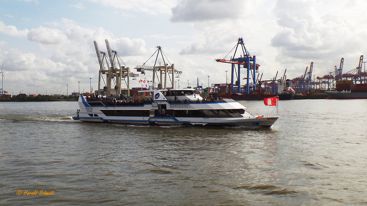 HANSEATIC (ENI 05801450) am 26.9.2016, Hamburg, Elbe Höhe Docklands / 
Ex-Namen: WARSTEINER; STADT EMMERICH / 
Binnenfahrgastschiff / Lüa 48,87 m, B 9,65 m, Tg 1,31 m / 2 Diesel, ges. 600 kW (816 PS), 2 Schottel SRP 170 / gebaut 1992 bei Deutschen Binnenwerften GmbH, Tangermünde / Zugelassen für 500 Pass. / Eigner: Rainer Abicht, Elbreederei GmbH, Hamburg /
