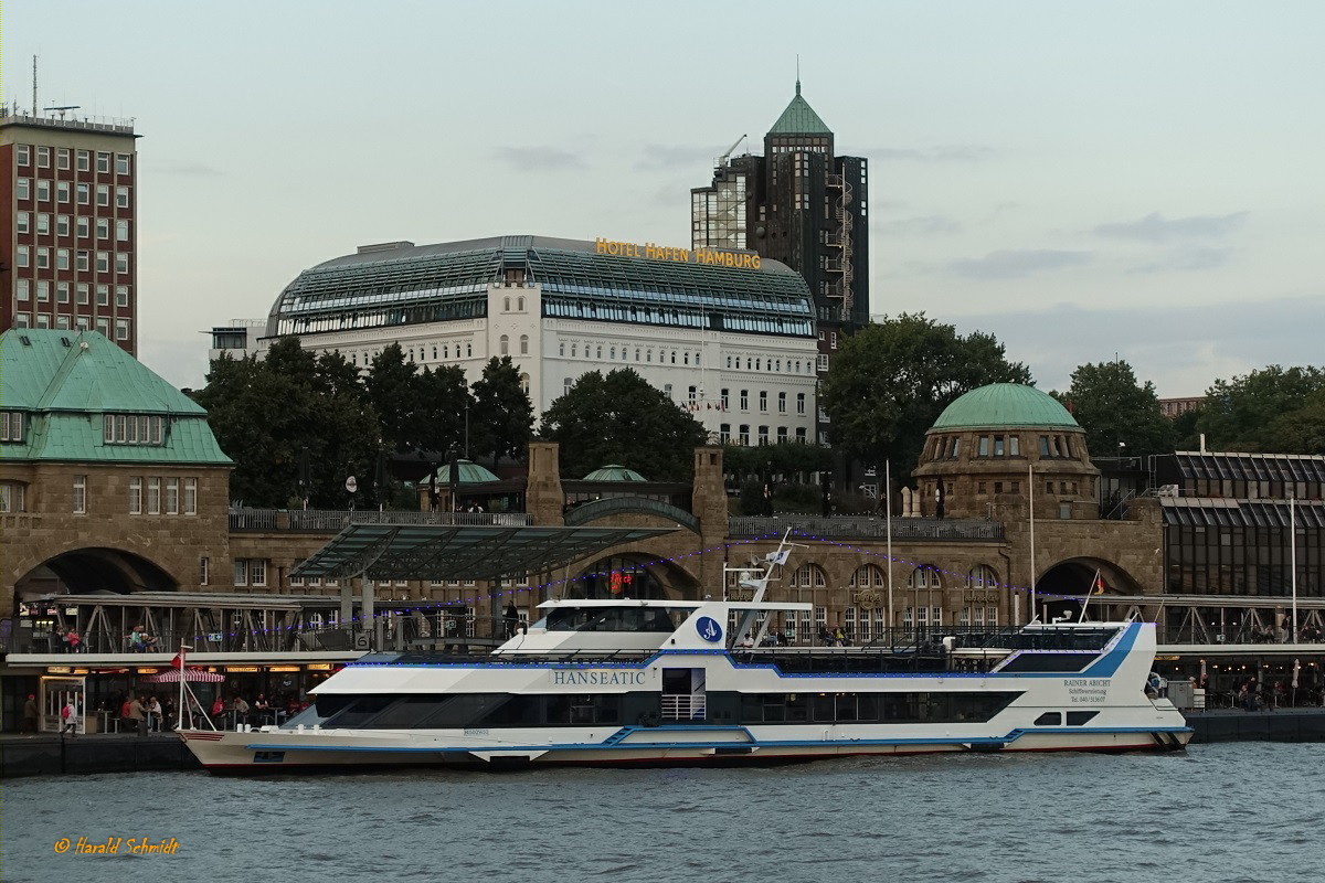 HANSEATIC (ENI 05801450) am 7.9.2020, Hamburg, Elbe an den Landungsbrücken / 
Ex-Namen: WARSTEINER; STADT EMMERICH / 
Binnenfahrgastschiff / Lüa 48,87 m, B 9,65 m, Tg 1,31 m / 2 Diesel, ges. 600 kW (816 PS), 2 Schottel SRP 170 / gebaut 1992 bei Deutschen Binnenwerften GmbH, Tangermünde / Zugelassen für 500 Pass. / Eigner: Rainer Abicht, Elbreederei GmbH, Hamburg /
