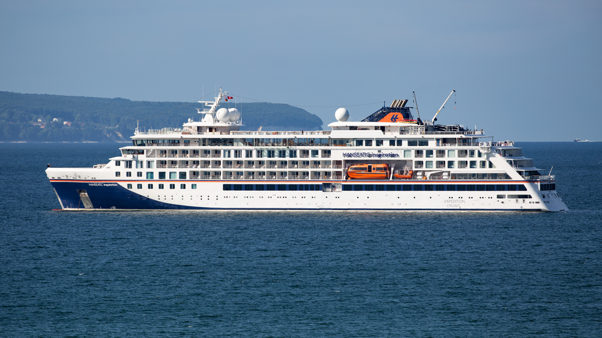 HANSEATIC INSPIRATION (IMO 9817145) vor dem Seebad Binz. - 22.06.2021