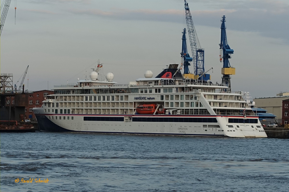 HANSEATIC natur (IMO 9817133) am 7.9.2020 Hamburg auslaufend, Elbe Höhe Neumühlen /
Kreuzfahrtschiff(Expeditionsklasse  / BRZ 15.651 / Lüa 139,77 m, B 22,29 m, Tg 5,75 m / Antrieb: 4 MAN Diesel, 2 ABB Azipod, Dieselelektrisch, 2 Propeller, 17,4 kn / 230 Pass. /  gebaut 2019 bei VARD Group AS, Norwegen  / Reederei: Hapag-Lloyd Kreuzfahrten, Flagge: Malta, Heimathafen: Valletta / 
