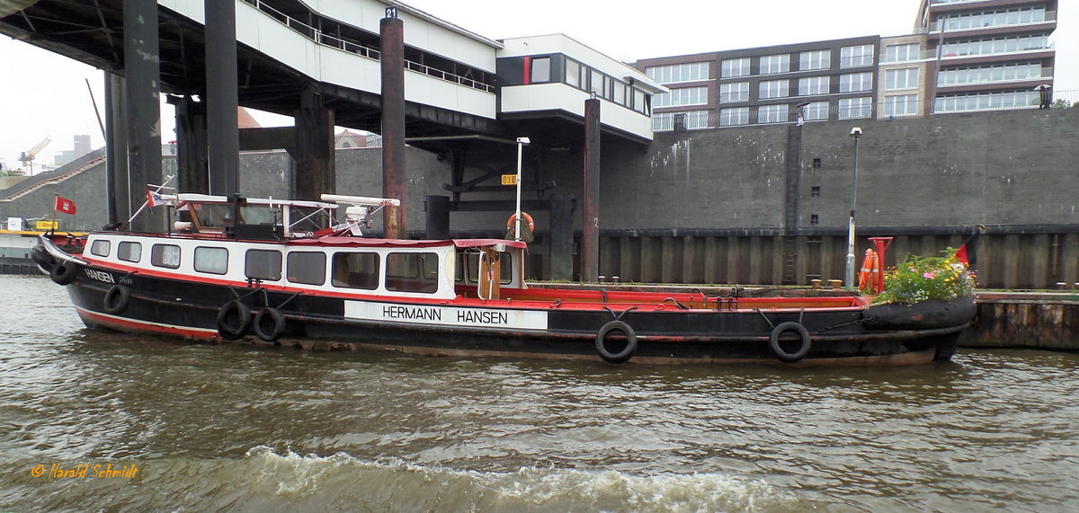 HANSEN SIEN II (ENI 05102080) am 16.7.2017, Hamburg, Elbe, unter der Überseebrücke  /
Schlepp- und Rundfahrtbarkasse / gebaut 1962, Umbau 2012 / Ladekapazität: 14 Euro-Paletten,  4,5 Tonnen oder 100 Fahrgäste  /  Eigner: Hermann Hansen, Seehafenspediteur GmbH, Hamburg /
