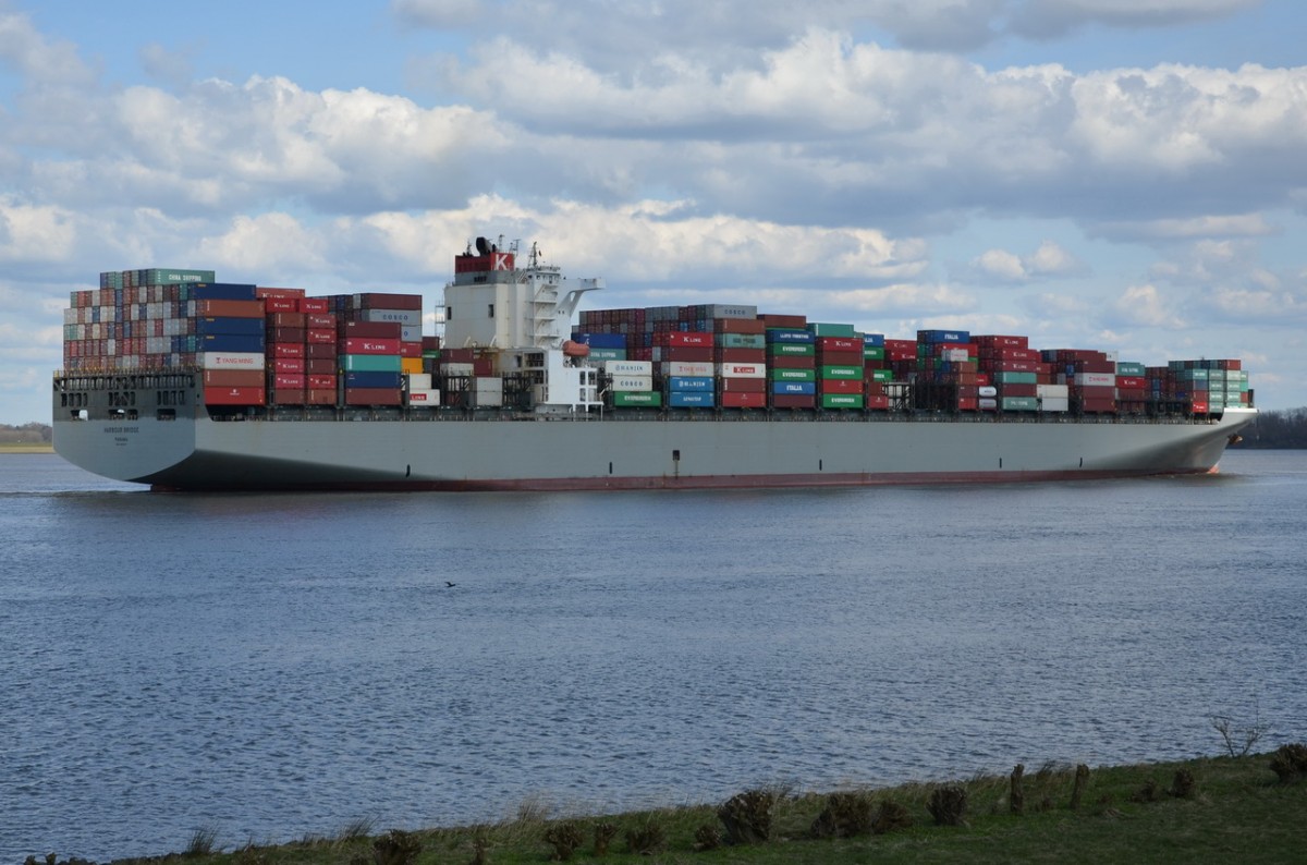 HARBOUR BRIDGE   Containerschiff   IMO 9302152  Baujahr  2007  Lühe  05.04.2015 
336 x 46m   TEU 8212
