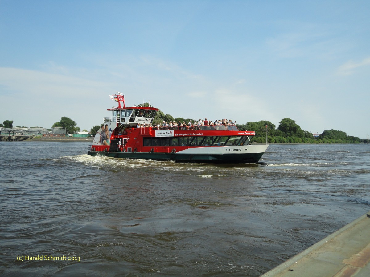 HARBURG (2) (ENI 048 07990) am 24.7.2013, mit neuer Werbung „Deutscher Ring“, Hamburg,  Khlfleet vor dem Anleger Finkenwerder /
Einmann-Fhrschiff Typ 2000 / HADAG / La 29,85 m, B 8,13 m, Tg 1,7 m / 2 Diesel, 2 Ruder-Propeller, 12 kn / 250 Pass. / 2009 bei SSB, Oortkaten, Hamburg /
