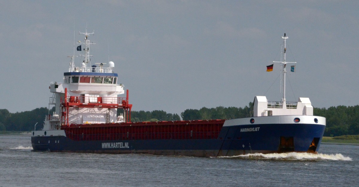 Haringvliet,  ein Frachtschiff aus den Niederlanden, Heimathafen Rotterdam, IMO: 9625229. Am 06.06.2014 passiert es gerade Wedel Richtung  See.  Baujahr 2012. Lnge .a. (m): 88,60 Breite (m): 12,90 Tiefgang (m): 5,43 Ladefhigkeit: 5.250 cbm Geschwindigkeit: 13,5 Knoten.