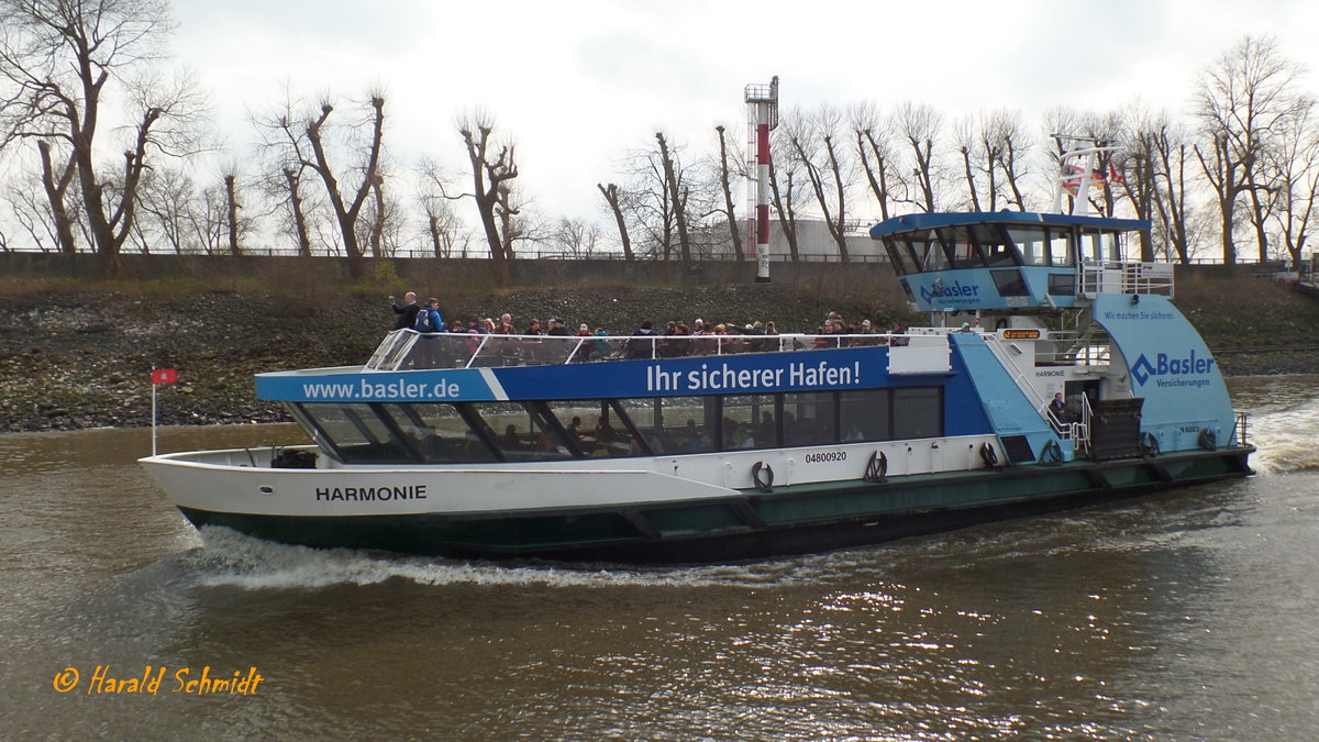 HARMONIE (ENI 04800920)(H6003) am 12.4.2016, Hamburg, Elbe Höhe Bubendeyufer /

Einmann-Fährschiff Typ 2000 / HADAG / / Lüa 29,92 m, B 8,16 m, Tg 1,7 m / 2 Diesel, ges. 656 kW, 892 PS, 2 Ruderpropeller, 12 kn / 250 Pass. / gebaut 2001 bei SSB, Oortkaten, Hamburg /
