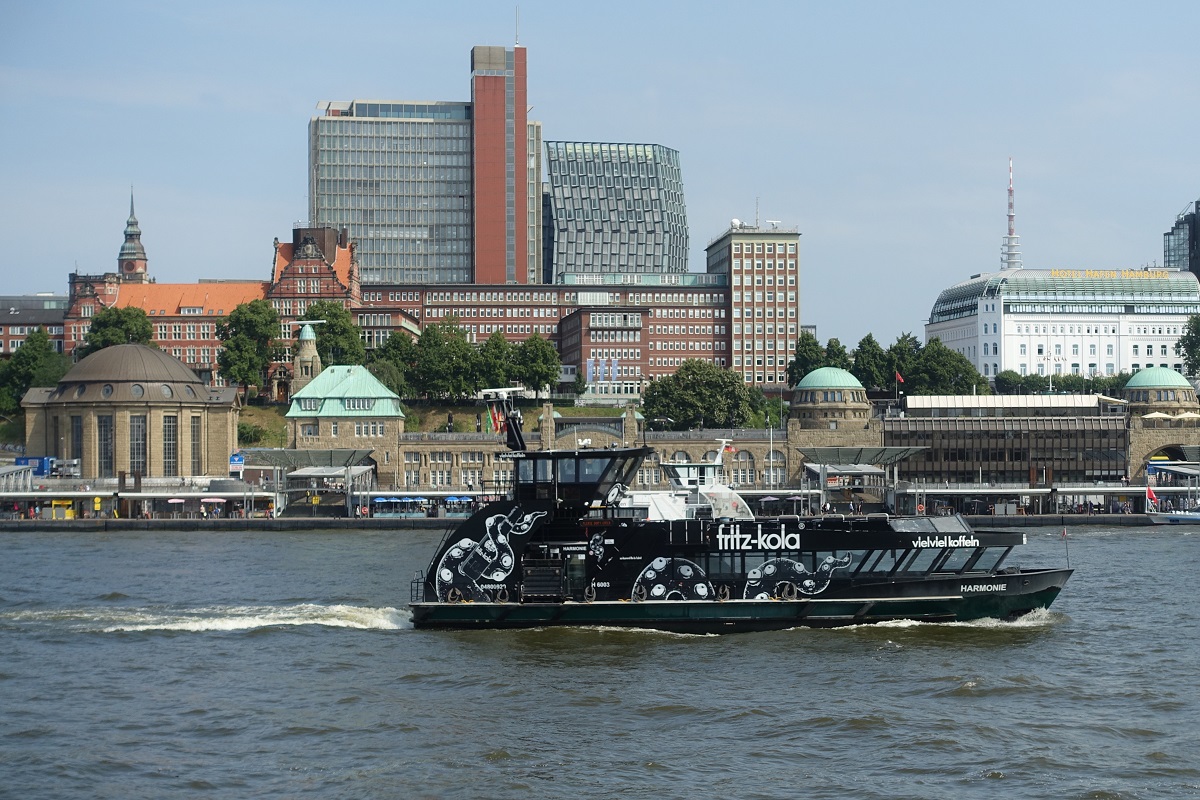 HARMONIE (ENI 04800920)(H6003) am 16.7.2021 mit Werbung für fritz-kola, Hamburg, Elbe Höhe Landungsbrücken  /

Einmann-Fährschiff Typ 2000 / HADAG / / Lüa 29,92 m, B 8,16 m, Tg 1,7 m / 2 Diesel, ges. 656 kW, 892 PS, 2 Ruderpropeller, 12 kn / 250 Pass. / gebaut 2001 bei SSB, Oortkaten, Hamburg /

