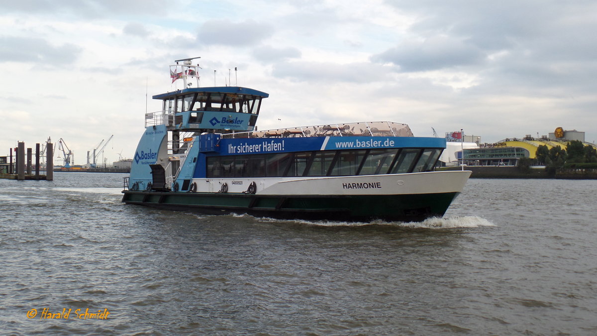 HARMONIE (ENI 04800920)(H6003) am 24.9.2015, Hamburg, Elbe Höhe Bubendeyufer /

Einmann-Fährschiff Typ 2000 / HADAG / / Lüa 29,92 m, B 8,16 m, Tg 1,7 m / 2 Diesel, ges. 656 kW, 892 PS, 2 Ruderpropeller, 12 kn / 250 Pass. / gebaut 2001 bei SSB, Oortkaten, Hamburg /
