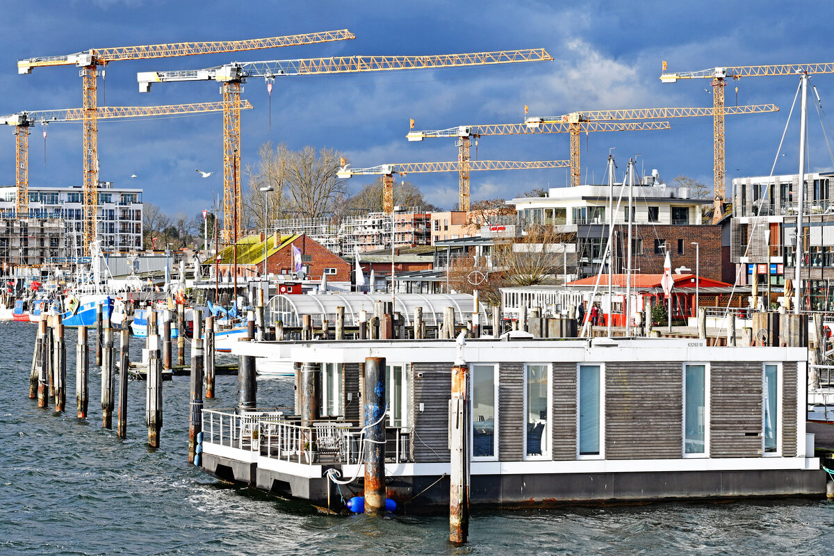 Hausboot am 15.01.2023 im Hafen von Lübeck-Travemünde