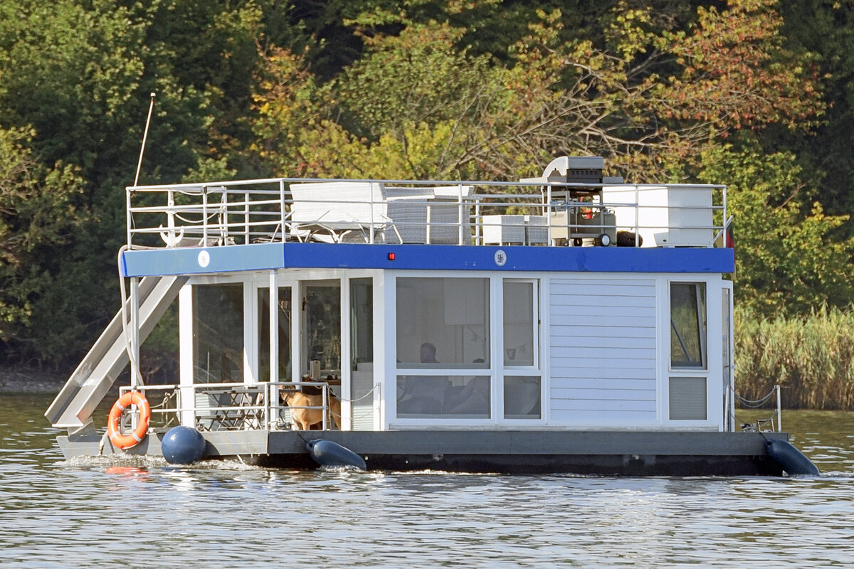 Hausboot auf der Trave unweit Lübeck-Travemünde. Aufnahme vom 09.09.2021