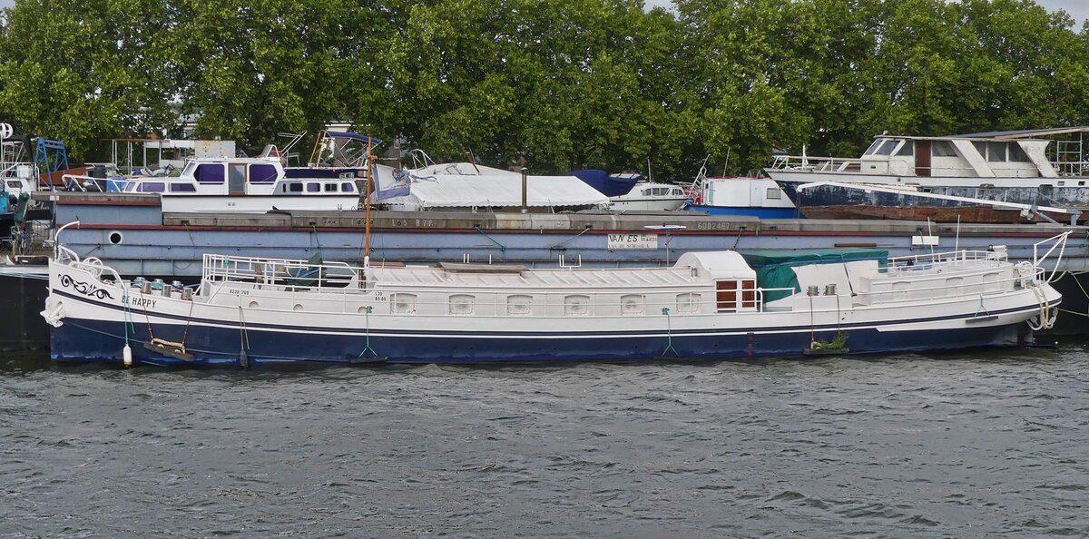 Hausboot BE HAPPY 0230 709, liegt an einem Schiffssammelplatz auf dem Albertkanal nahe Lttich. 18.09.2025