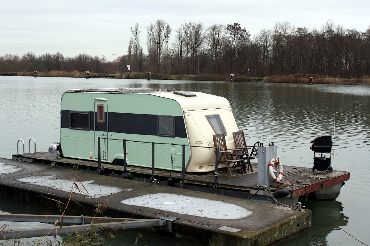 Hausboot DU-H 519 Tiefgang 5cm Hauptmaschine Honda am 09.12.2021 auf dem DEK im Liegehafen Datteln.