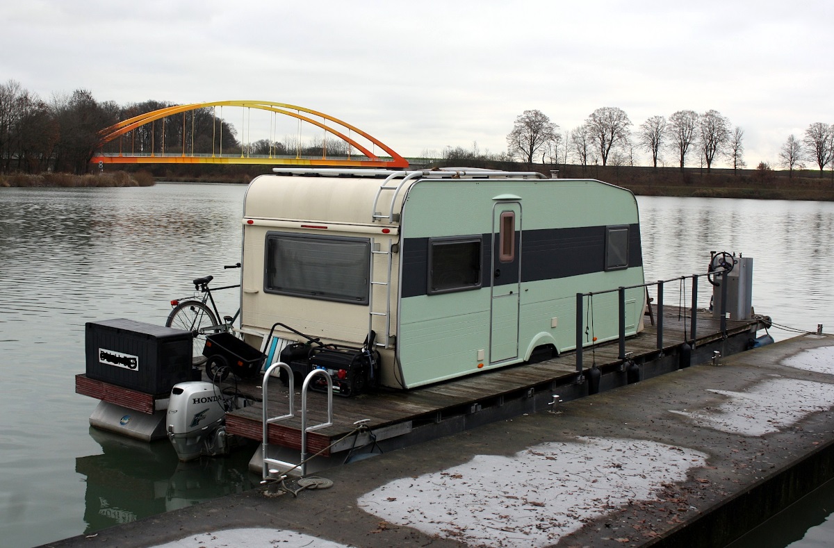 Hausboot DU-H 519 Tiefgang 5cm Hauptmaschine Honda am 09.12.2021 auf dem DEK im Liegehafen Datteln.