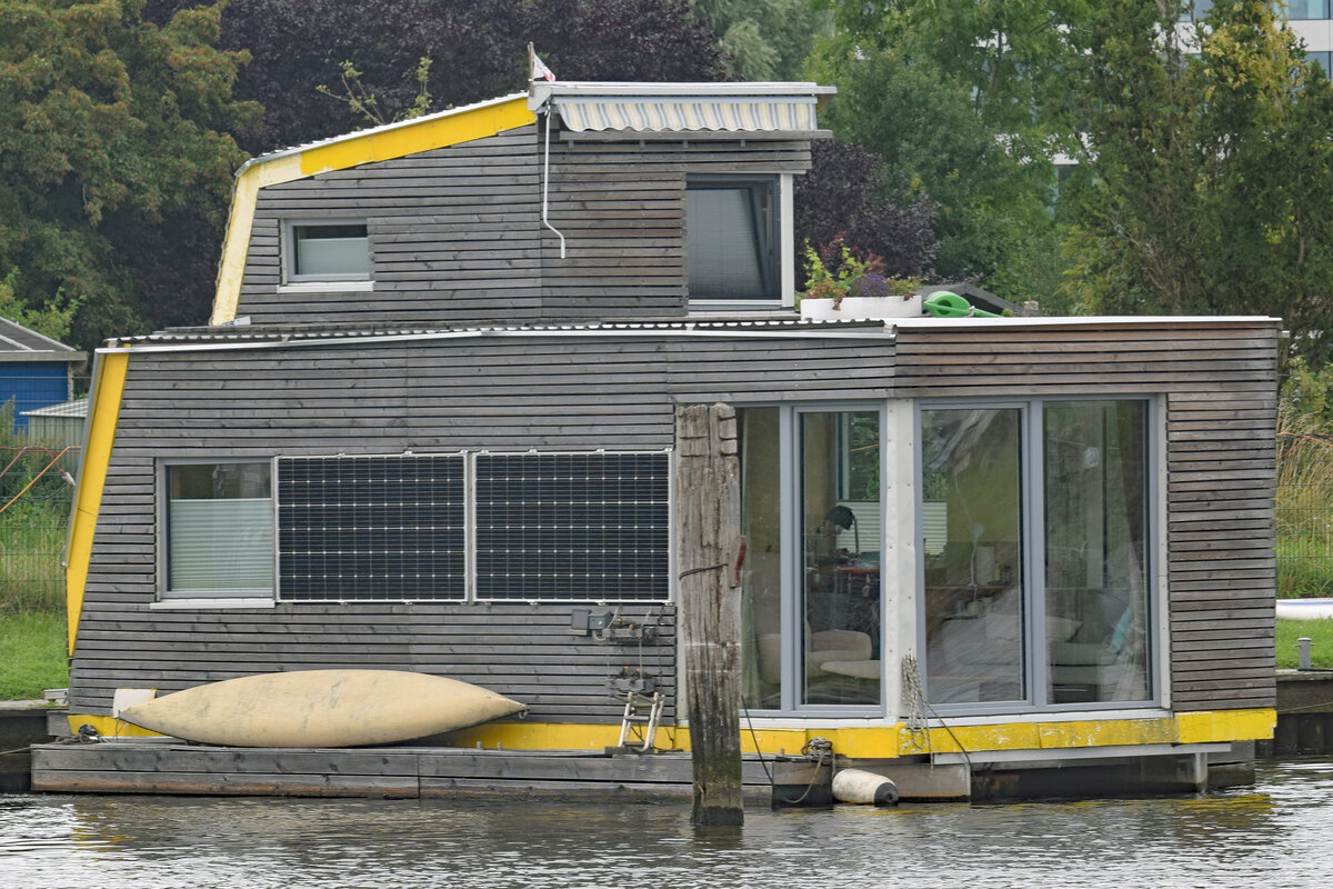 Hausboot im Hafen von Lübeck. Aufnahme vom 14.08.2021