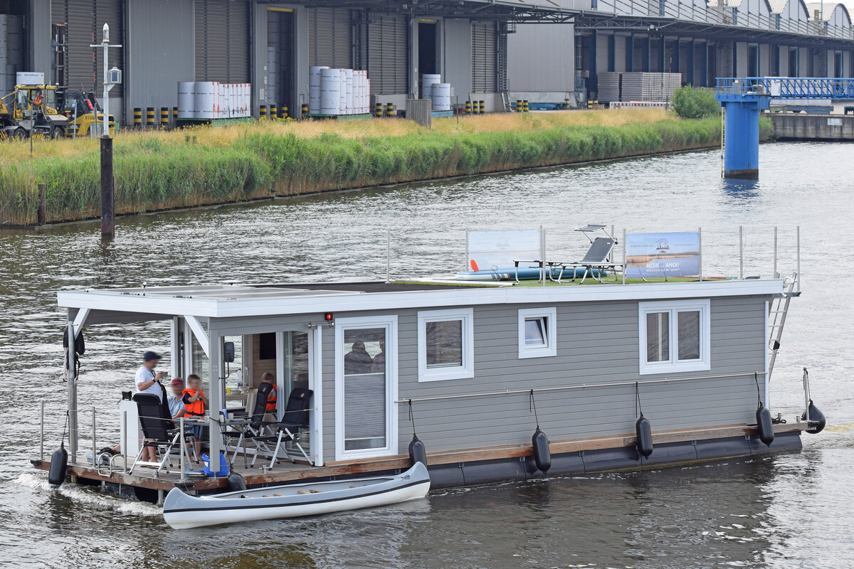 Hausboot JANNE am 03.07.2022 auf der Trave bei Lübeck-Schlutup