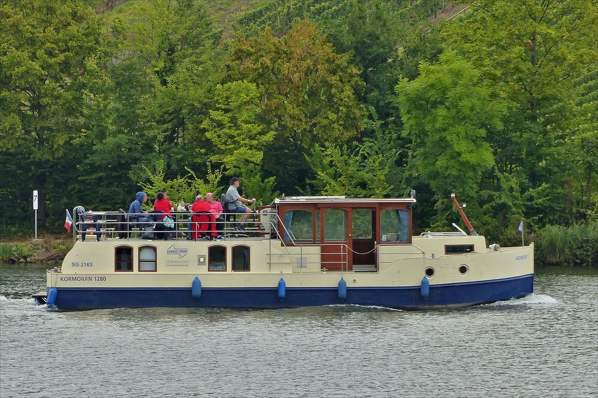 Hausboot Kormoran 1280, SG 2163; Modernes Hausboot mit 3 Kabinen; L 12,80 m; B 3,90 m; unterwegs auf der Mosel nahe Machtum. 18.09.2016  (Jeanny)   