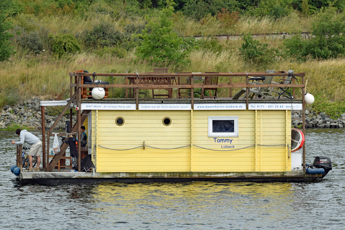Hausboot TAMMY am 11.07.2019 auf der Trave bei Lübeck