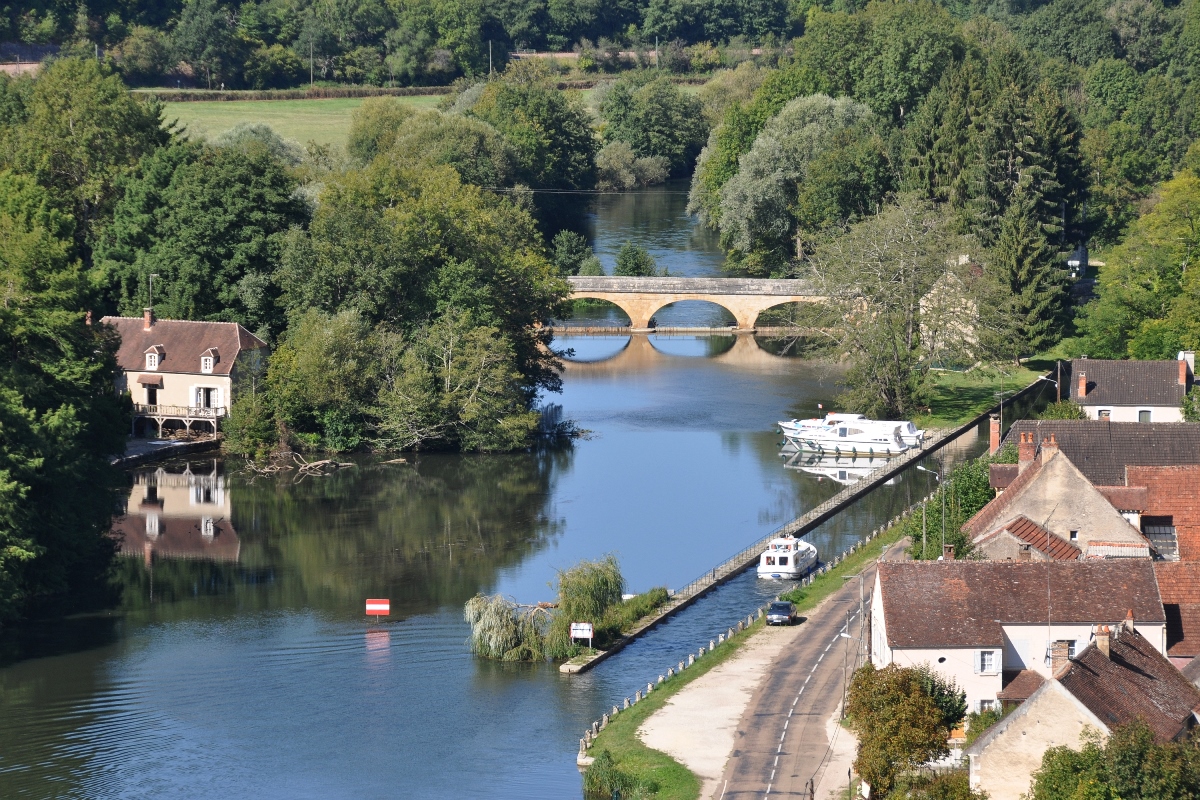 Hausboote auf dem Canal du Nivernais bei Merry-sur-Yonne nahe den Rochers du Saussois. Hier verlassen die Boote auf ihrer Fahrt flussabwärts die kanalisierte Yonne und fahren in einen Seitenkanal (2015-09-09)