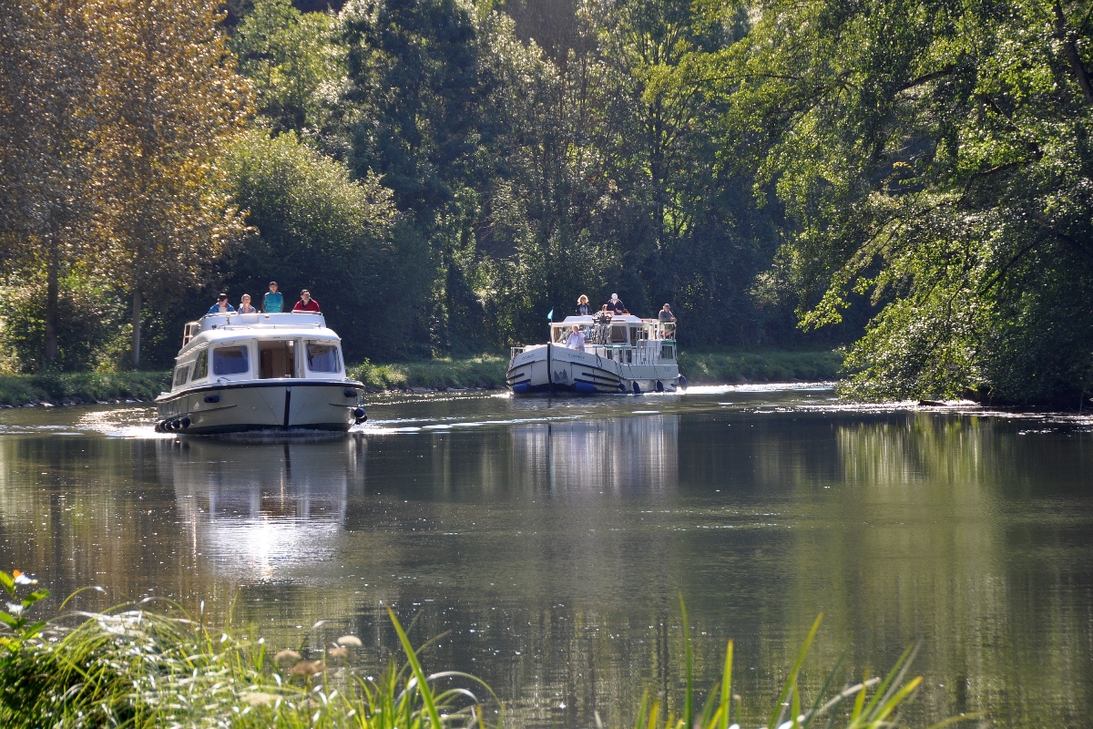 Hausboote (das hintere: Penichette-1500FB « CLAMECY ») auf dem Canal du Nivernais (bzw. der kanalisierten Yonne) bei Merry-sur-Yonne nahe den Rochers du Saussois (2015-09-09)