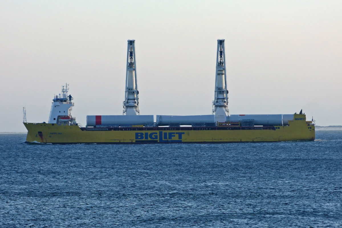 Heavy Load Carrier  HAPPY SKY  vor Borkum 23.5.2018