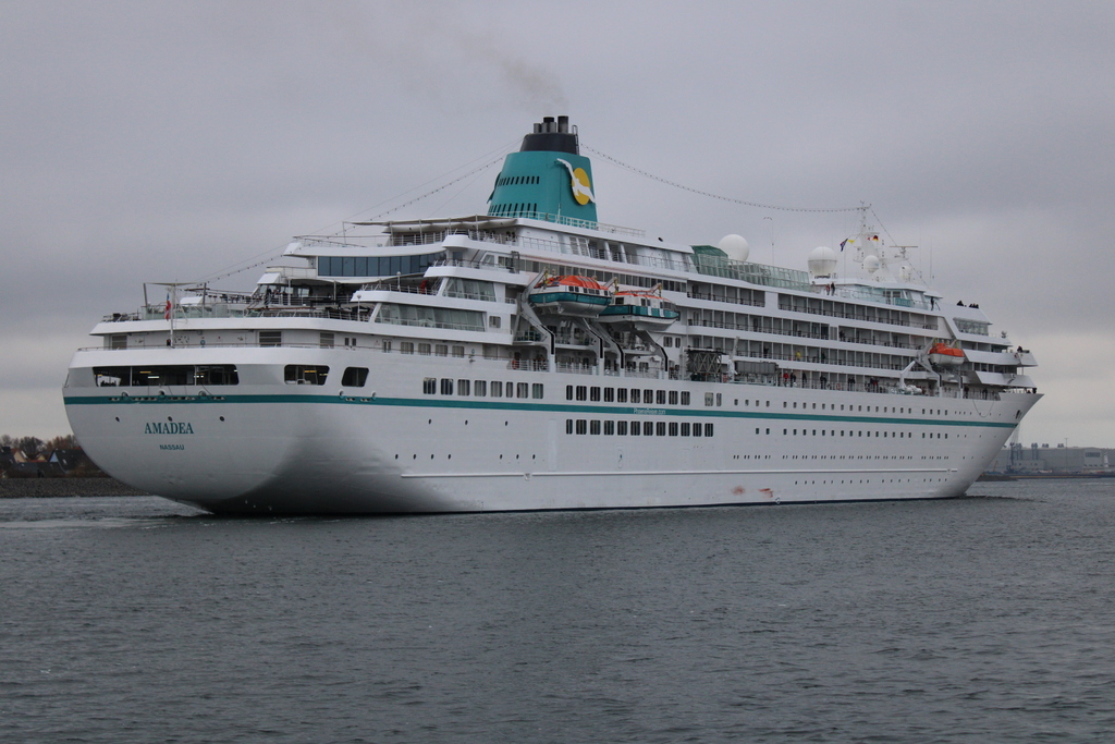 Heckansicht der AMADEA am 28.11.2021 in Warnemünde.