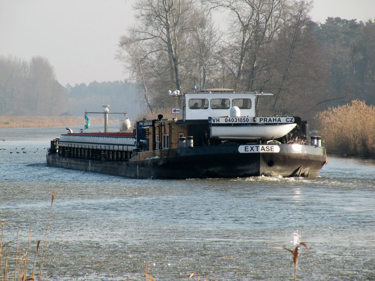 Heckansicht des GMS Extase (04031050) am 28.01.2017 im EHK zw. Kader Schleuse u.d. Schleuse Wusterwitz auf Bergfahrt. 