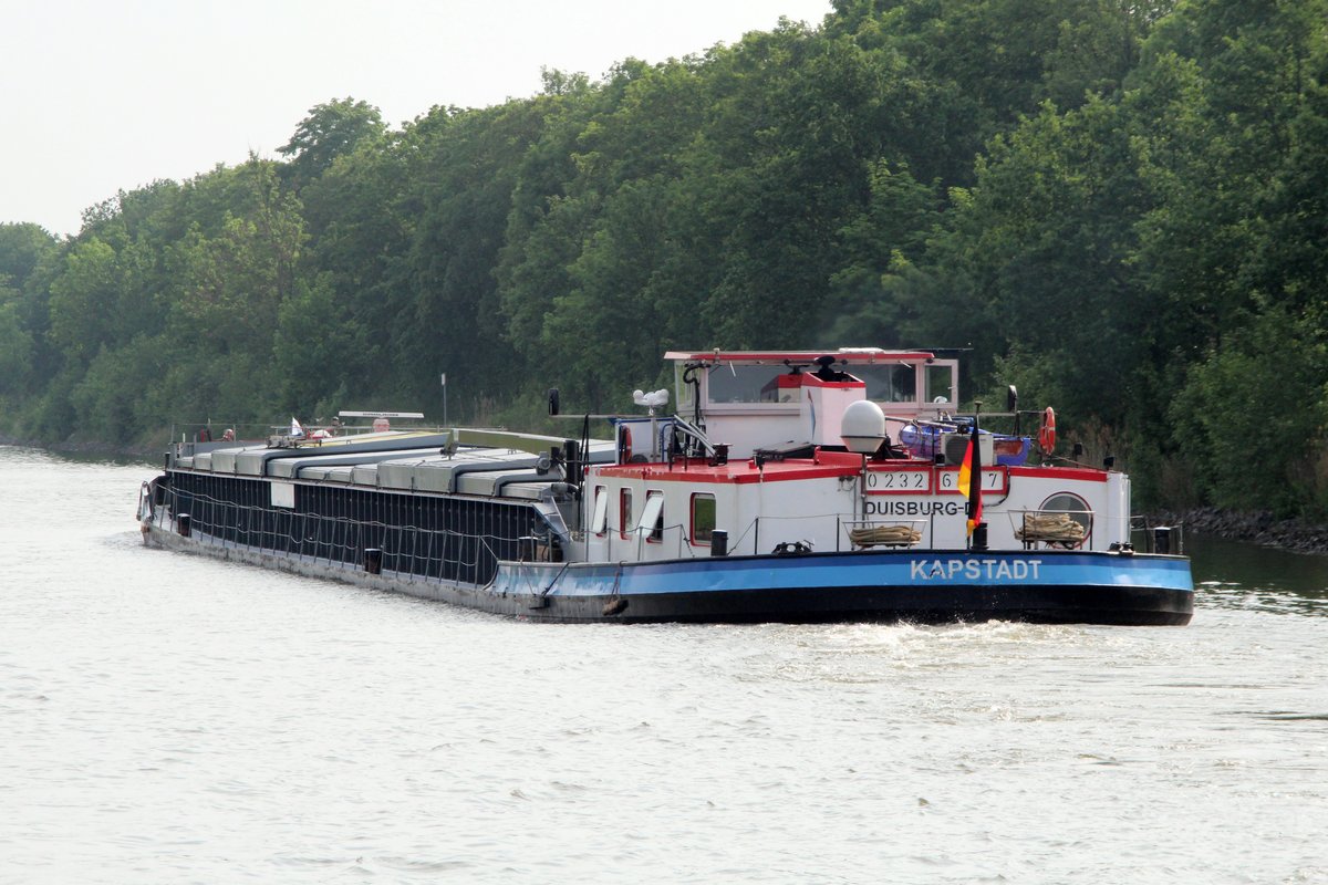 Heckansicht des GMS Kapstadt (02326507 , 84,97 x 9,49m) am 27.05.2016 im Mittellandkanal bei Edesbüttel.