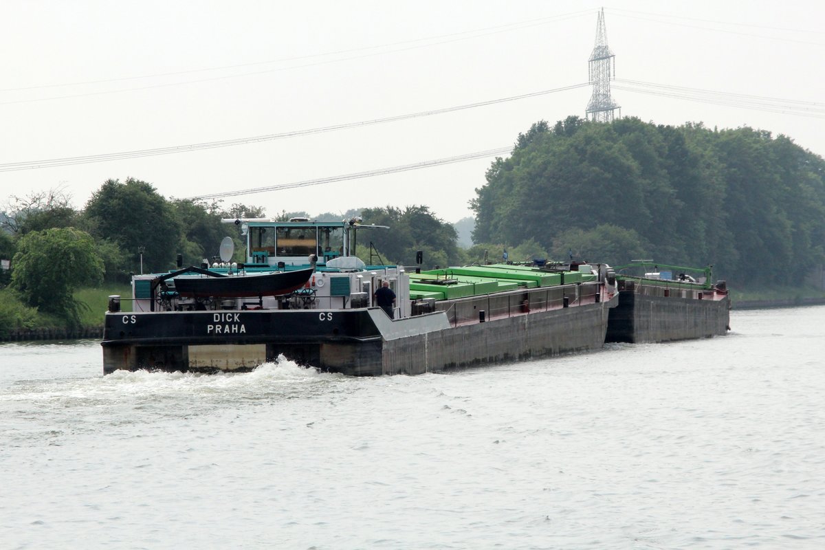 Heckansicht des KVB GMS Dick (084551024) und GSL Dick-1 (08455010) am 27.05.2016 im Mittellandkanal mit westlicher Fahrtrichtung Höhe Abzweig Stichkanal Salzgitter. 