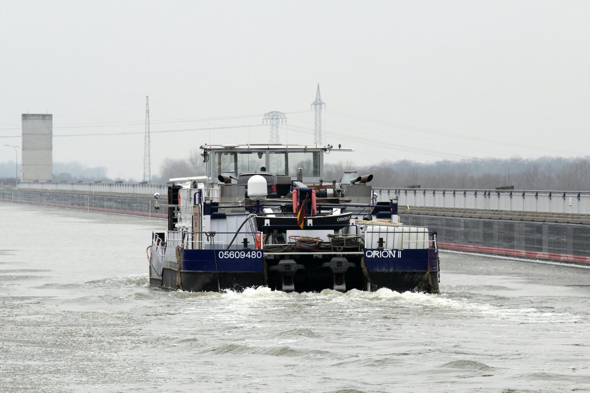 Heckansicht des SB Orion II (05609480 , 25,22 x 8,16m) am 11.02.2017 auf der Trogbrücke (Elbe-Überquerung) am Magdeburger Wasserstrassenkreuz mit Fahrtrichtung Westen. 