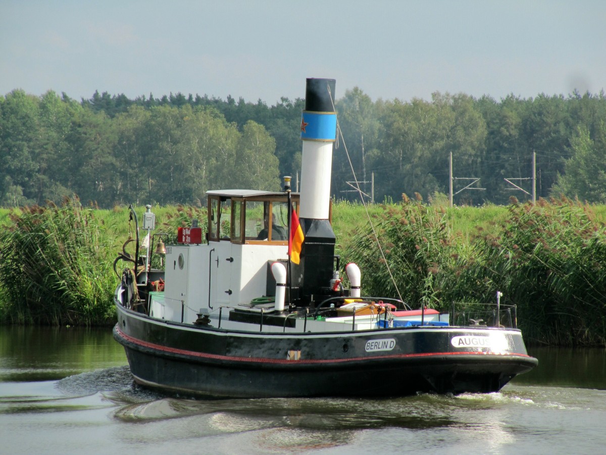 Heckansicht des Schleppers Auguste (Reg.-Nr. 2016 B) am 04.09.2015 im EHK zw. Genthin und Schleuse Wusterwitz m. Fahrtrichtung Berlin.