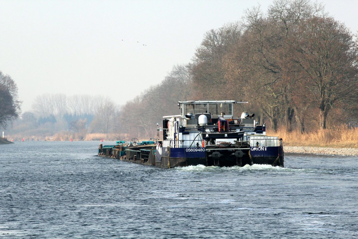 Heckansicht des Schubverbandes m. SB Orion II (05609480) im Sacrow-Paretzer-Kanal zu Tal kurz vor Ketzin/Brandenburg. Gesamtlänge des Verbandes : 155m. 10.02.2017