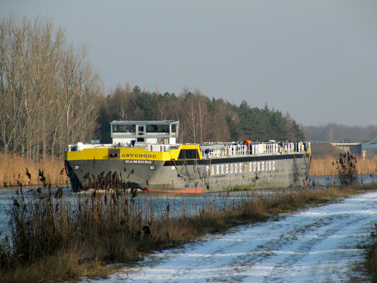 Heckansicht des Sunrise-TMS Asterose (04810890) am 28.01.2017 im EHK zw. Kader Schleuse und der Schleuse Wusterwitz. Das Ziel des TMS war Berlin-Spandau.