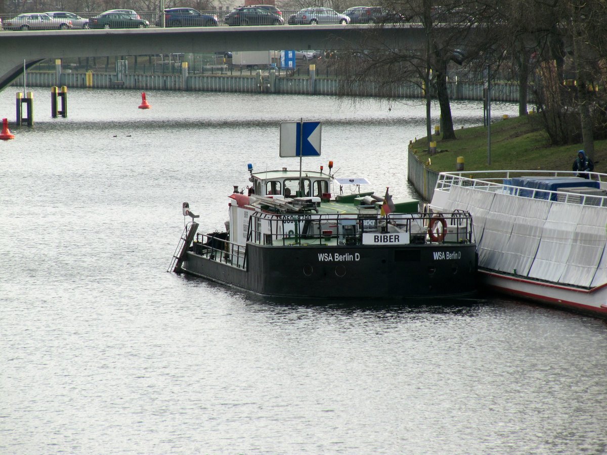 Heckansicht des Taucherschiffes Biber (05036790) am 26.01.2017 auf der Spree in Berlin-Charlottenburg zw. Schloßbrücke u. Caprivibrücke.