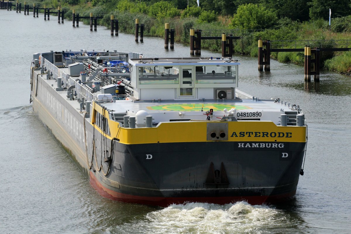 Heckansicht des  TMS ASTERODE  (04810890) am 21.07.2016 im EHK kurz vor der Schleuse Wusterwitz mit Fahrtrichtung Elbe.