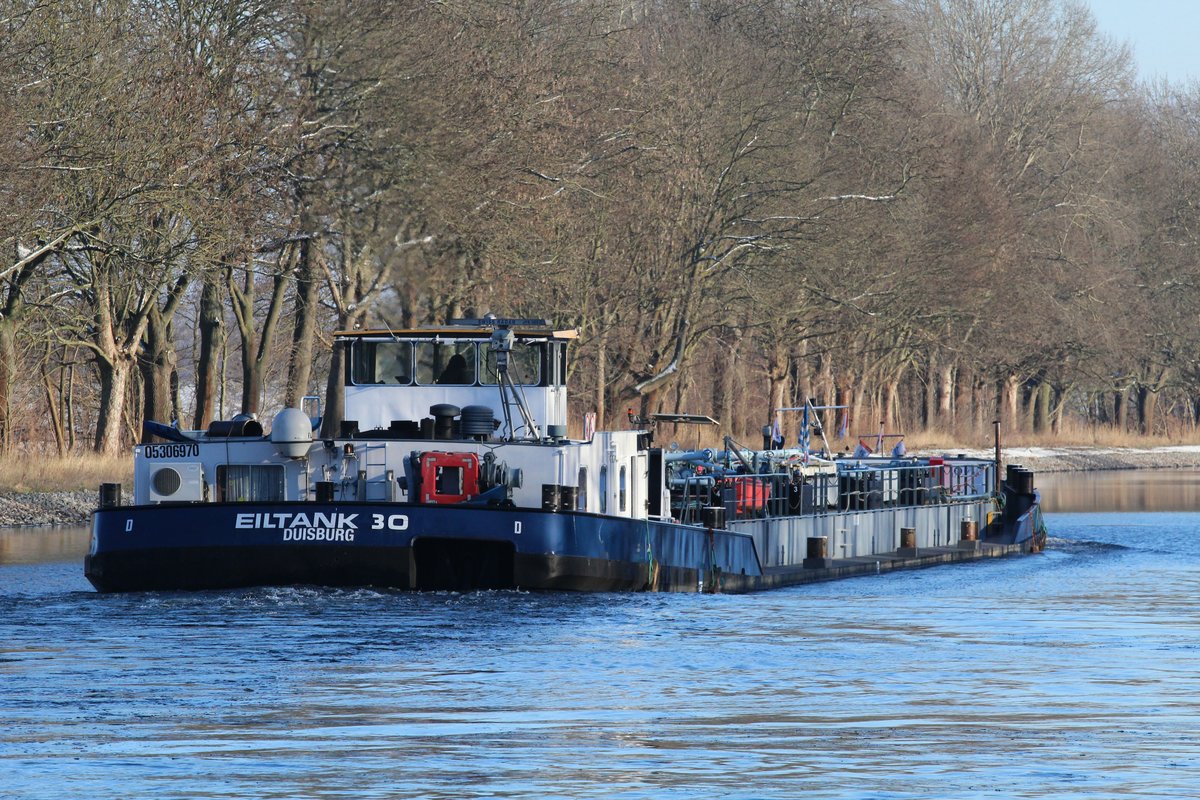 Heckansicht des TMS Eiltank 30 (05306970 , 80 x 9m) am 17.01.2017 im Sacrow-Paretzer-Kanal (UHW) zw. km 30 und der A10 (Westlicher Berliner Ring).