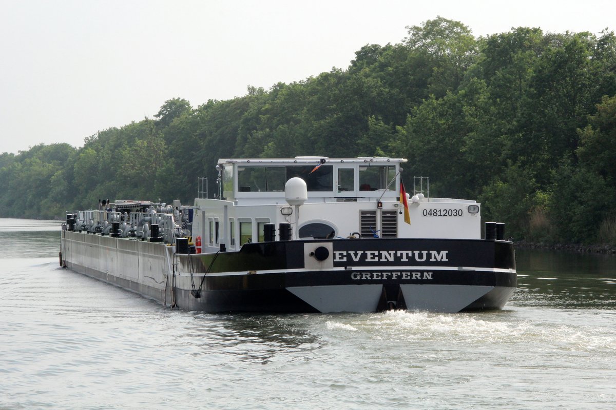 Heckansicht des TMS Eventum (04812030 , 84,66 x 9,49m) am 27.05.2016 im Mittellandkanal bei Edesbüttel mit westlicher Fahrtrichtung.