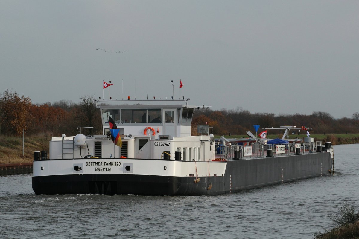 Heckansicht des TMS-Neubaues DETTMER TANK 120 (02336967 , 85,95 x 9,60m) am 24.11.2016 auf dem Mittellandkanal zw. km 318 u. 319 kurz vor dm Erreichen der Schleuse Rothensee. Nach meinem Kenntnisstand war das der Erstanlauf in Magdeburg. as TMS wurde vor ca. 14 Tg. übernommen. 