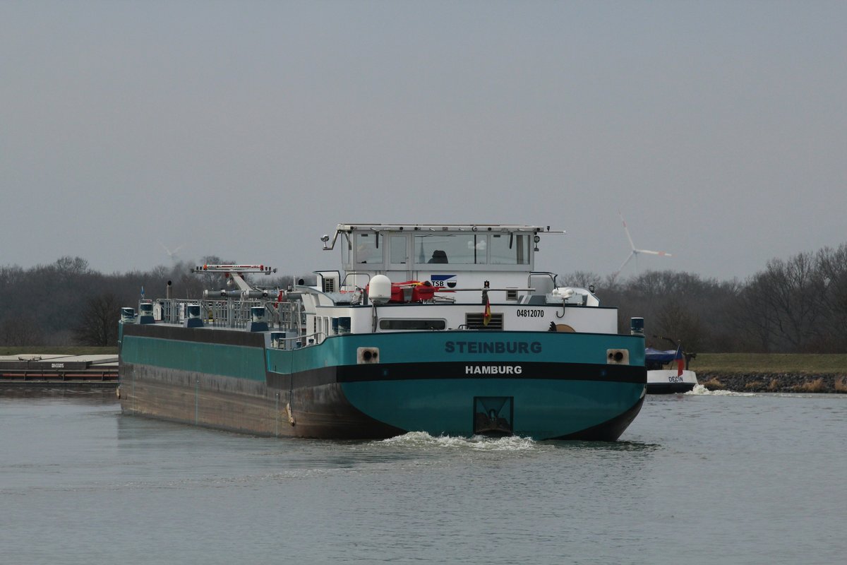 Heckansicht des TMS Steinburg (04812070 , 86 x 9,60m) am 13.03.2017 nach dem Ausfahren aus der Schleuse Rothensee. Das TMS bog nach Backbord in den MLK ein und setzte zum Überholen des GMS Silja 3 (08455015) an.