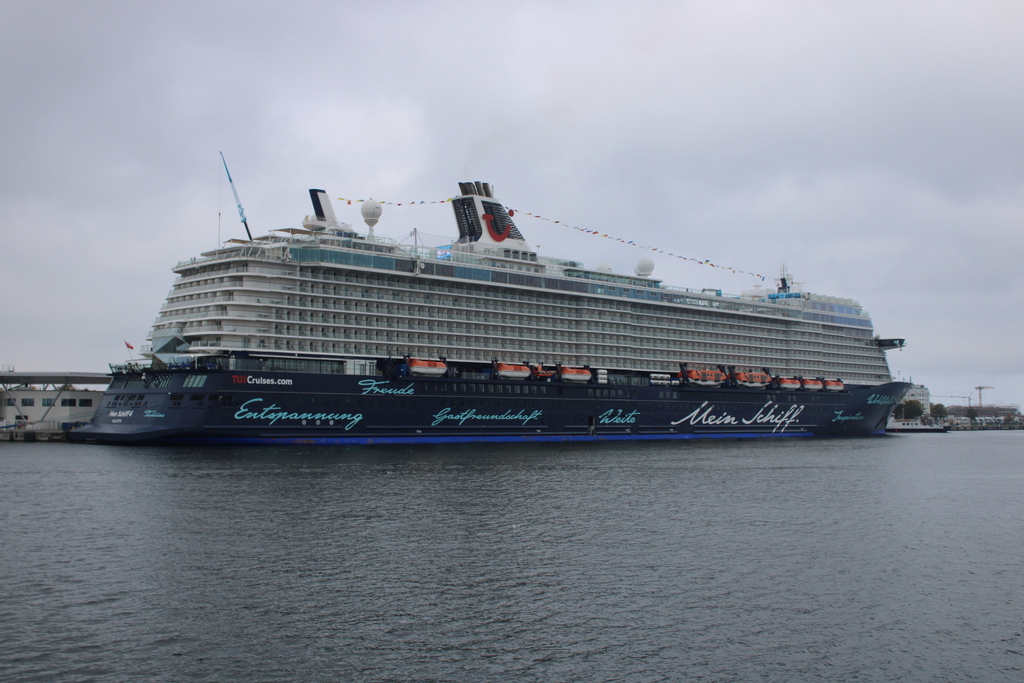 Heckansicht der Mein Schiff 4 am 15.10.2022 in Warnemünde.