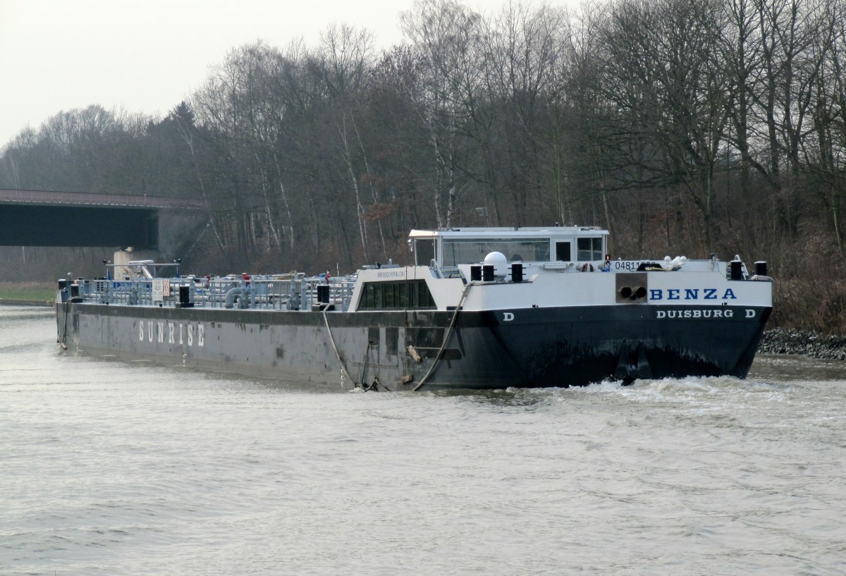 Heckansicht vom TMS Benza (04811050 , 84,99 x 9,59m) am 03.01.2016 im Mittellandkanal bei km 231 mit Fahrtrichtung BS / H.